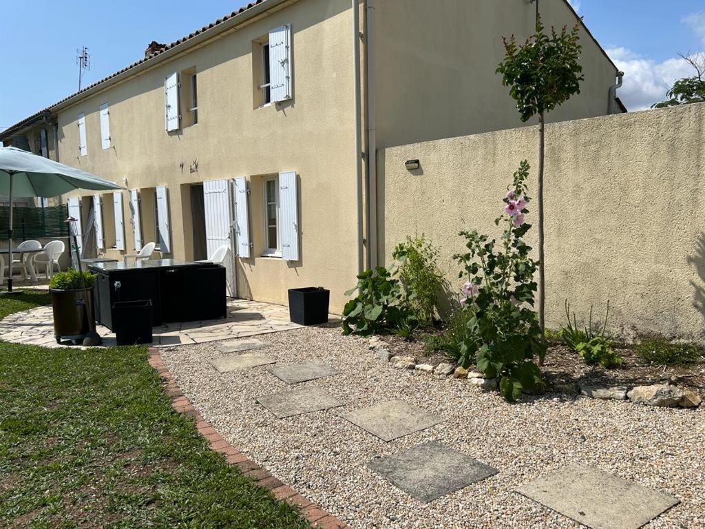 Villa Les Tremieres Le Thou Exterior foto
