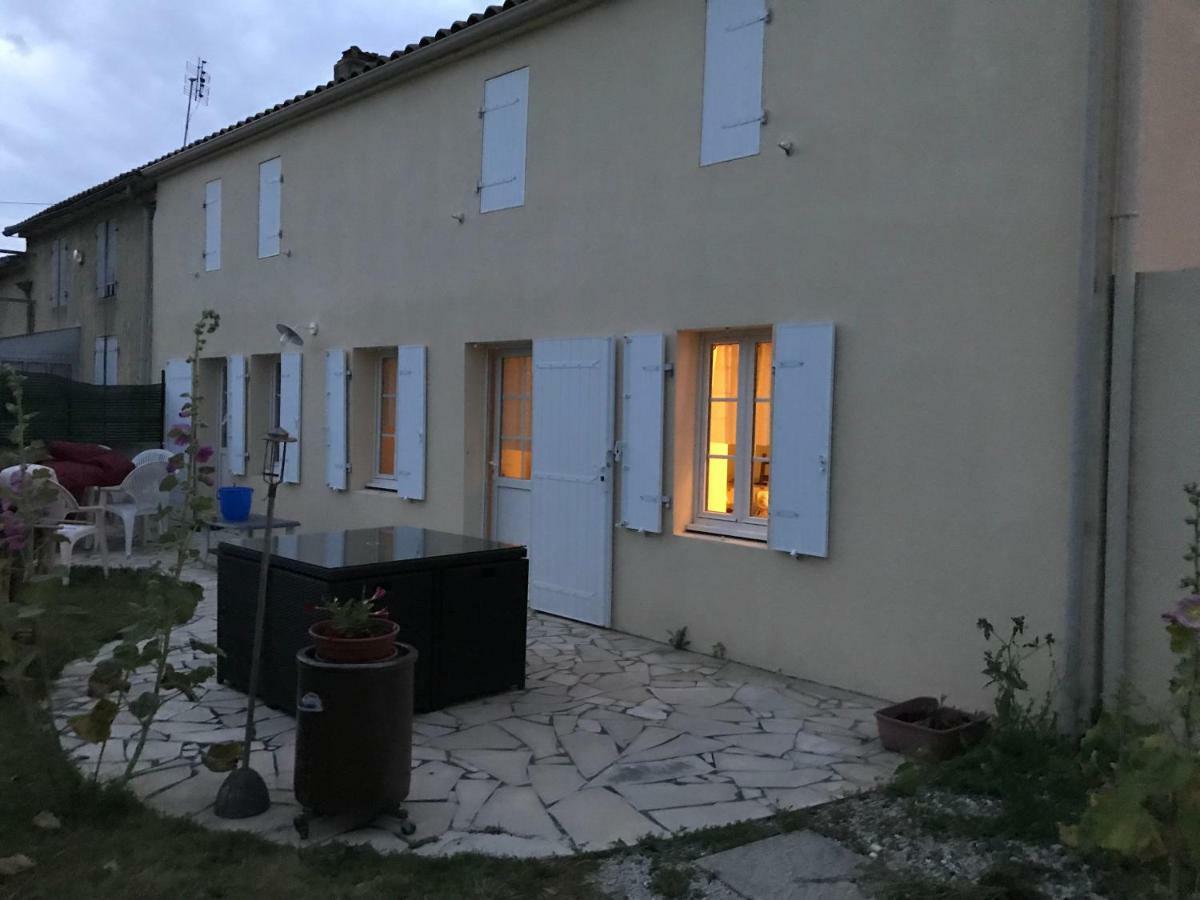 Villa Les Tremieres Le Thou Exterior foto